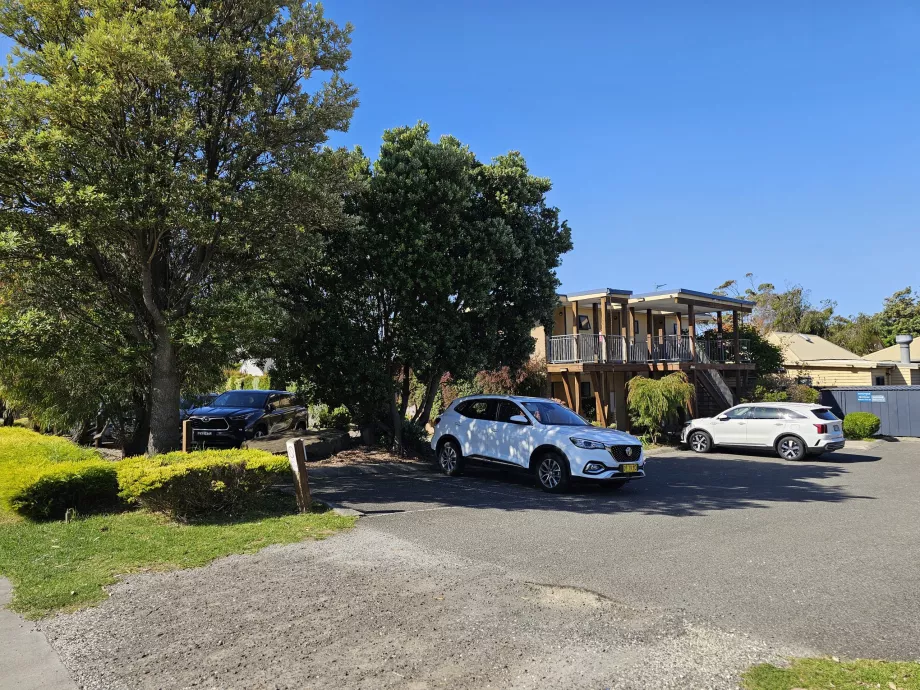 Χώρος στάθμευσης στο Sandpiper Motel