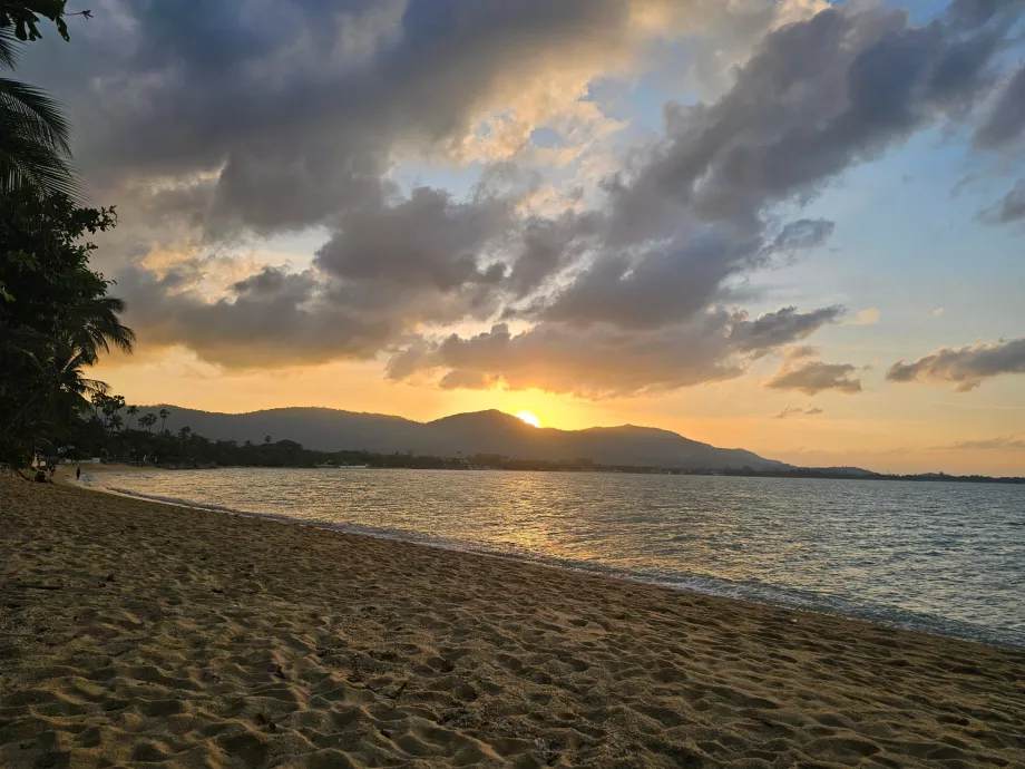 Ηλιοβασίλεμα πάνω από το νησί - θέα από την παραλία του ξενοδοχείου