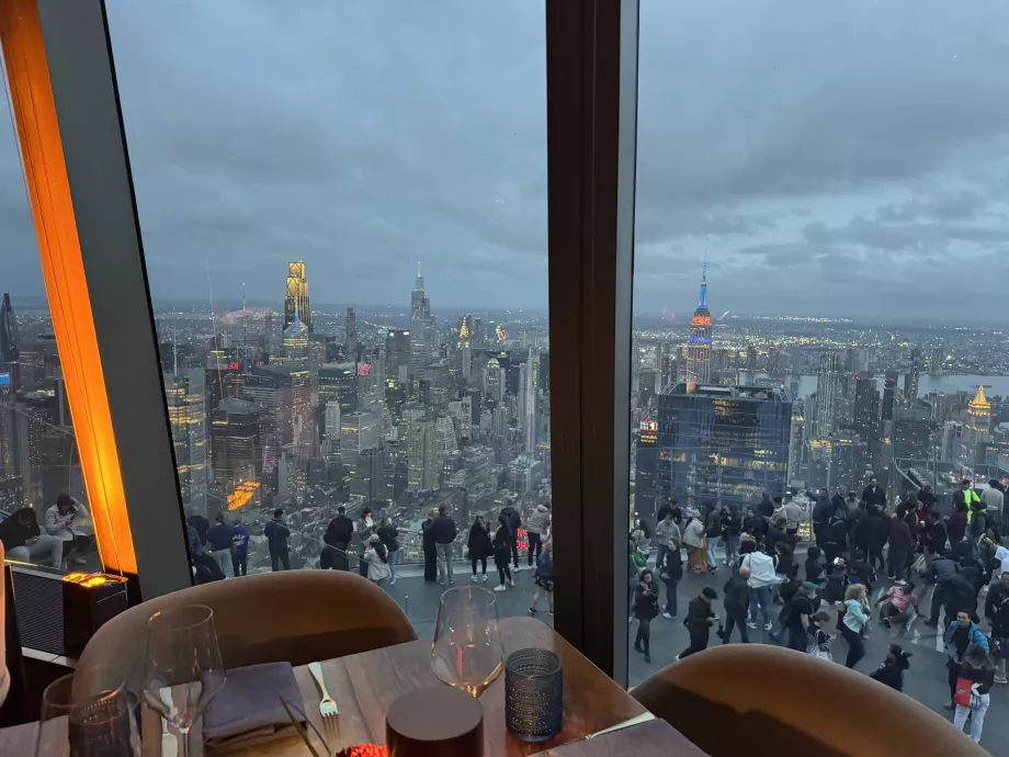 Θέα από το εστιατόριο Peak