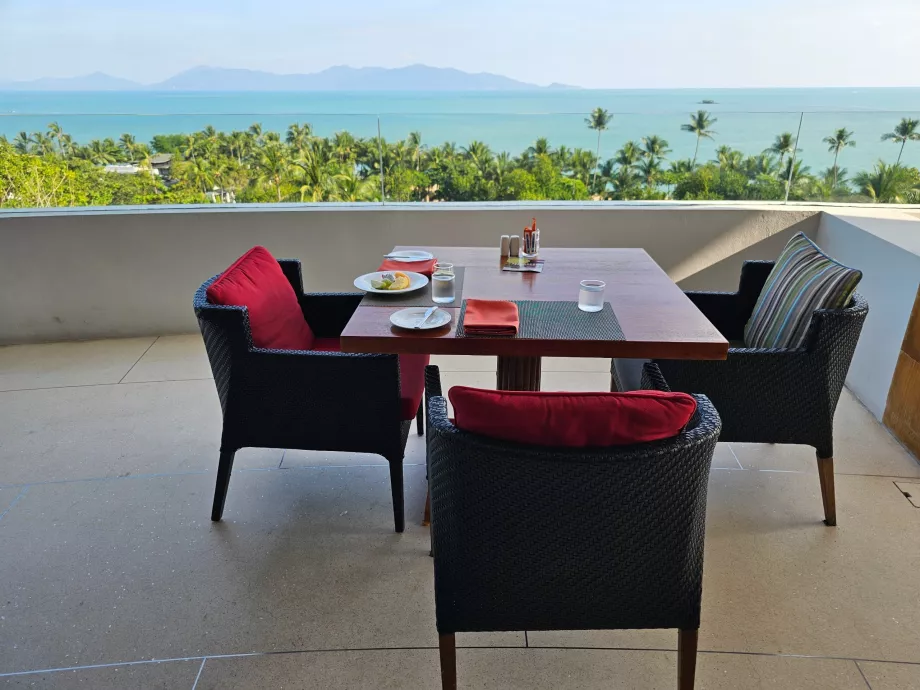 Πρωινό - βεράντα με θέα