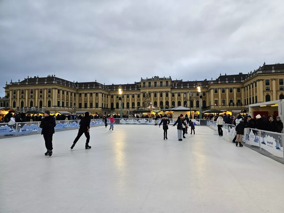 Παγοδρόμιο στη χριστουγεννιάτικη αγορά Schönbrunn