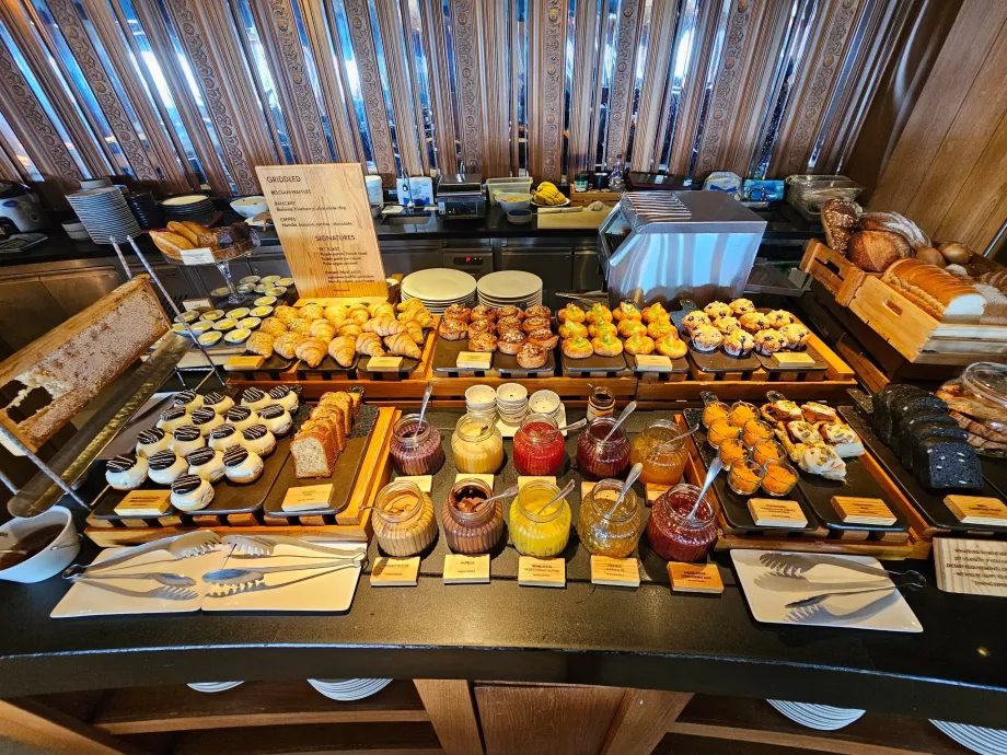 Πρωινό - γλυκά και μαρμελάδες