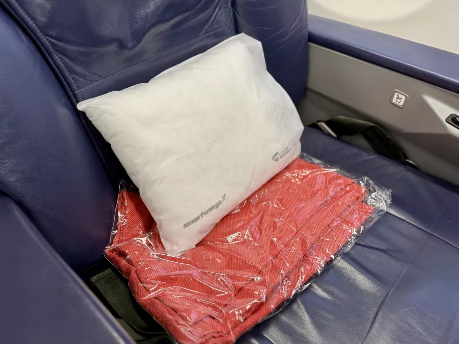 Κουβέρτα και μαξιλάρι στην business class