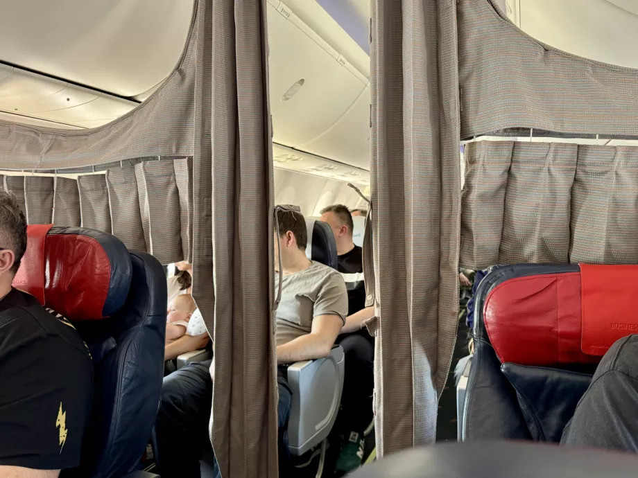 Κουρτίνα που χωρίζει την business class από την οικονομική καμπίνα