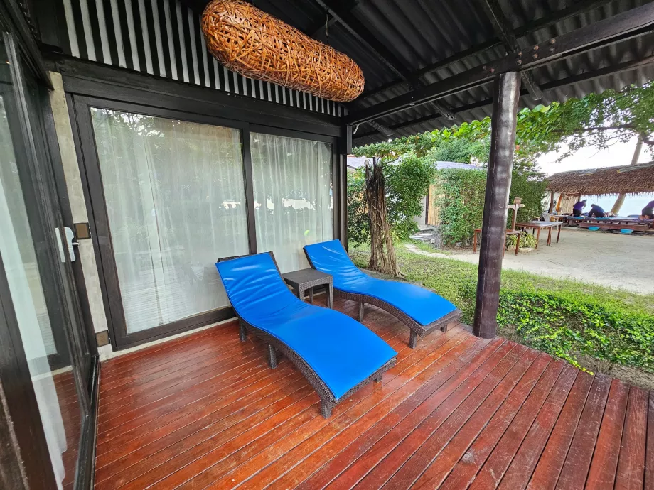 Ξαπλώστρες μπροστά από τη σουίτα μας με ένα υπνοδωμάτιο