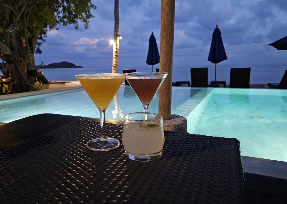 Ποτά δίπλα στην πισίνα