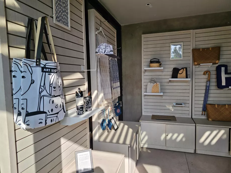 Μικρό κατάστημα αναμνηστικών στη ρεσεψιόν