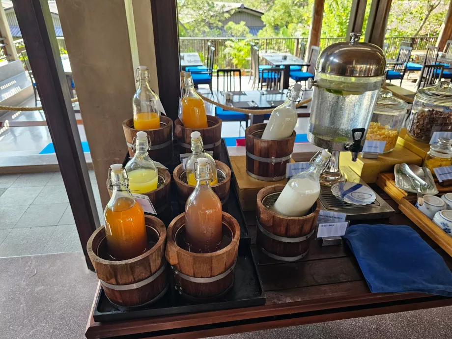 Πρωινό - χυμοί, νερό και γάλα