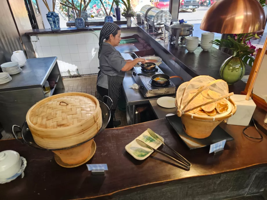 Πρωινό - τηγανίτες και προετοιμασία αυγών