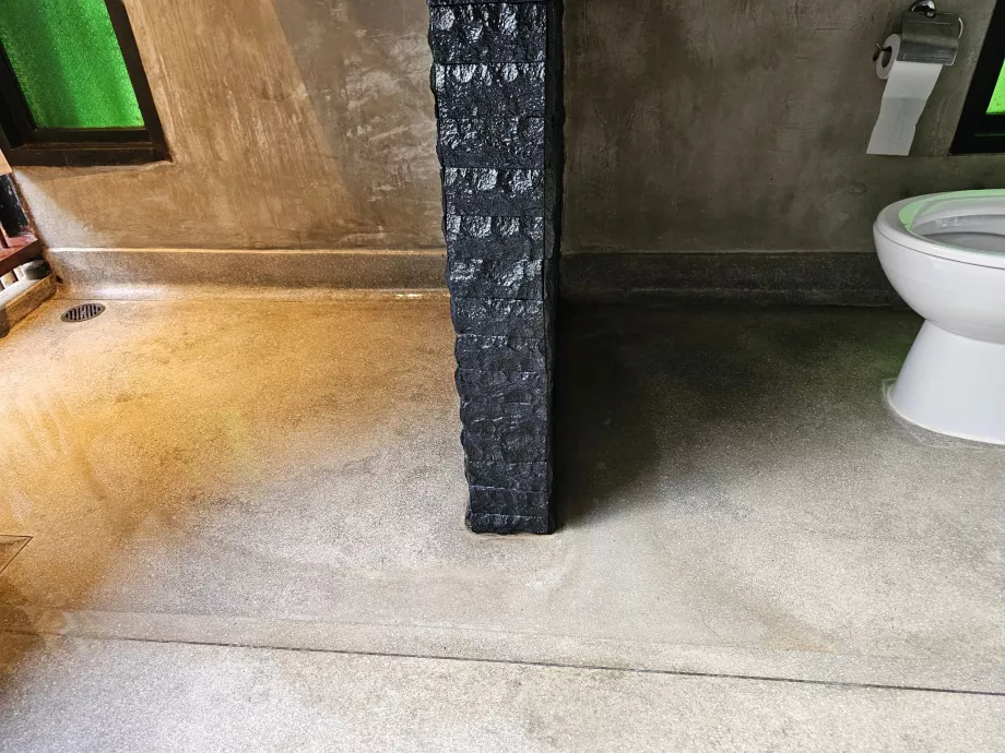 Το νερό από το ντους τρέχει στην τουαλέτα