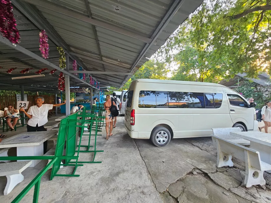 Minivan - αναχώρηση πίσω στο ξενοδοχείο