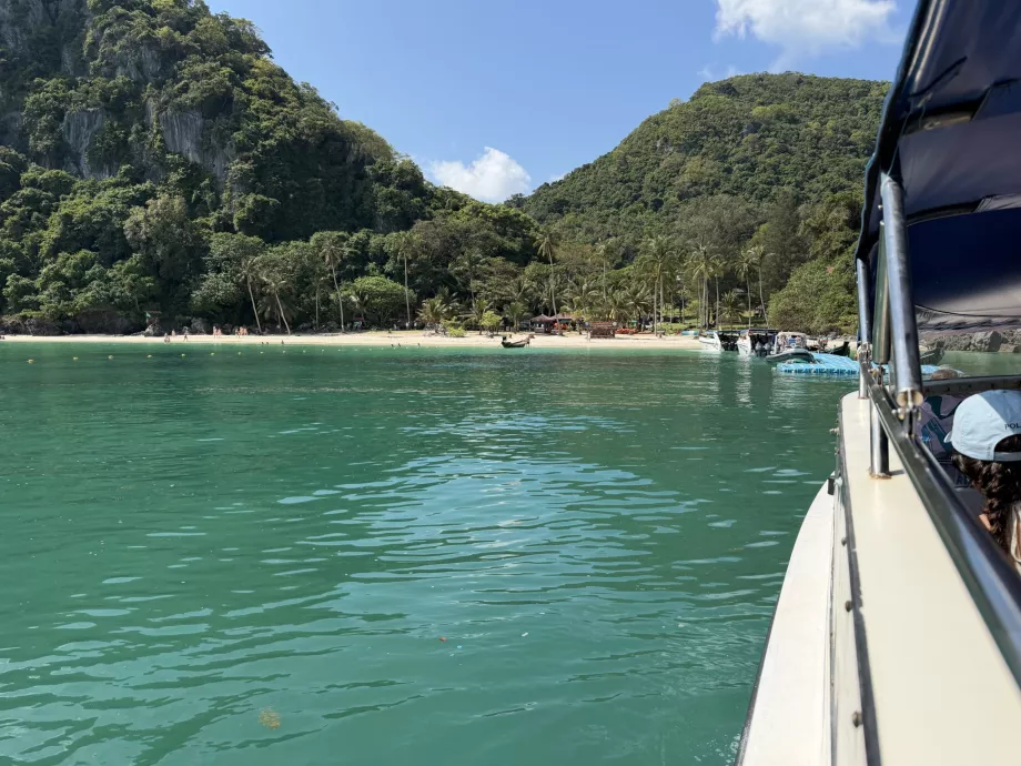 Προσγείωση στην παραλία Koh Wua Ta Lap