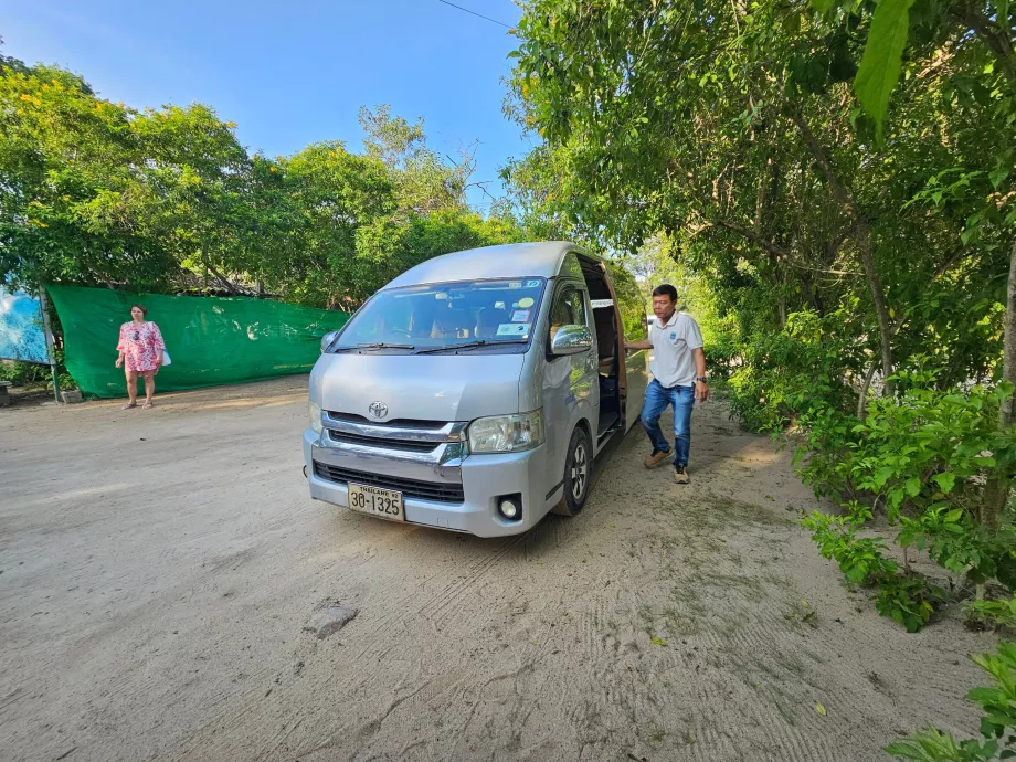 Μίνι βαν για τη μεταφορά από το ξενοδοχείο στην αποβάθρα