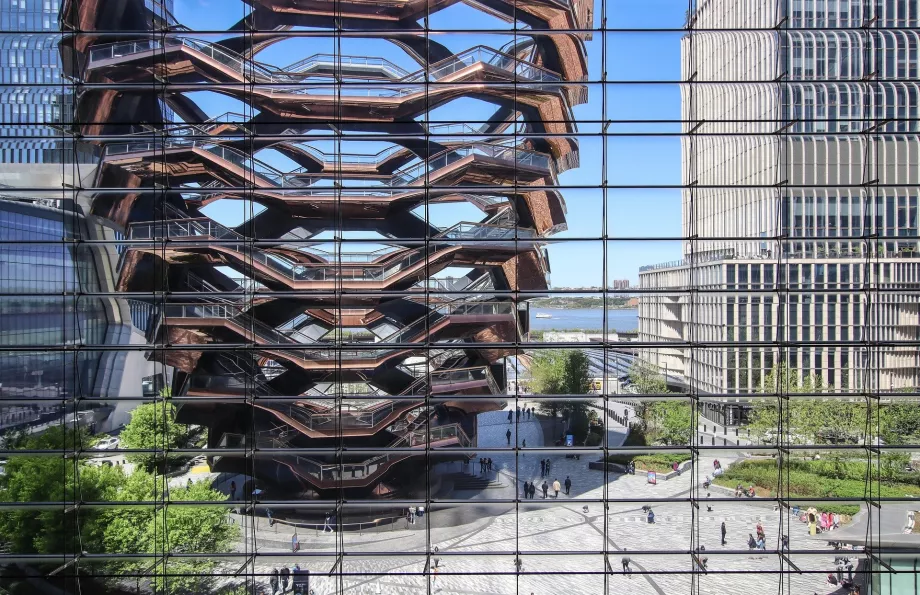 Σκάφος όπως φαίνεται από τον ουρανοξύστη The Edge