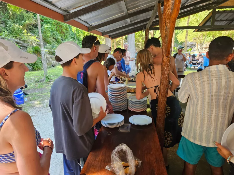 Το γεύμα περιλαμβάνεται στην τιμή του ταξιδιού