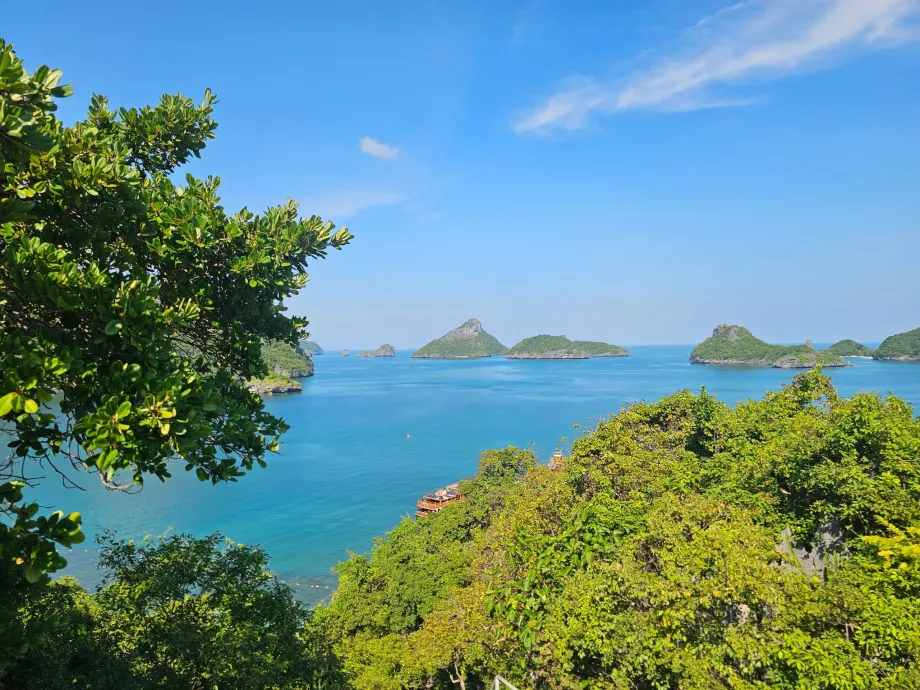 Θέα από τη λίμνη Emerald