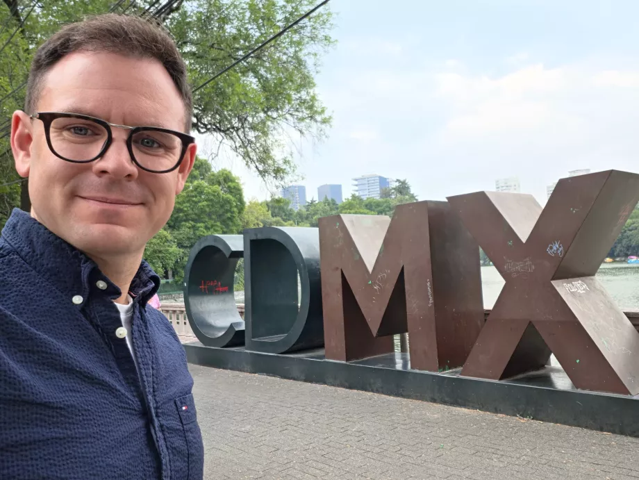 Εγώ μπροστά από την πινακίδα "CDMX"