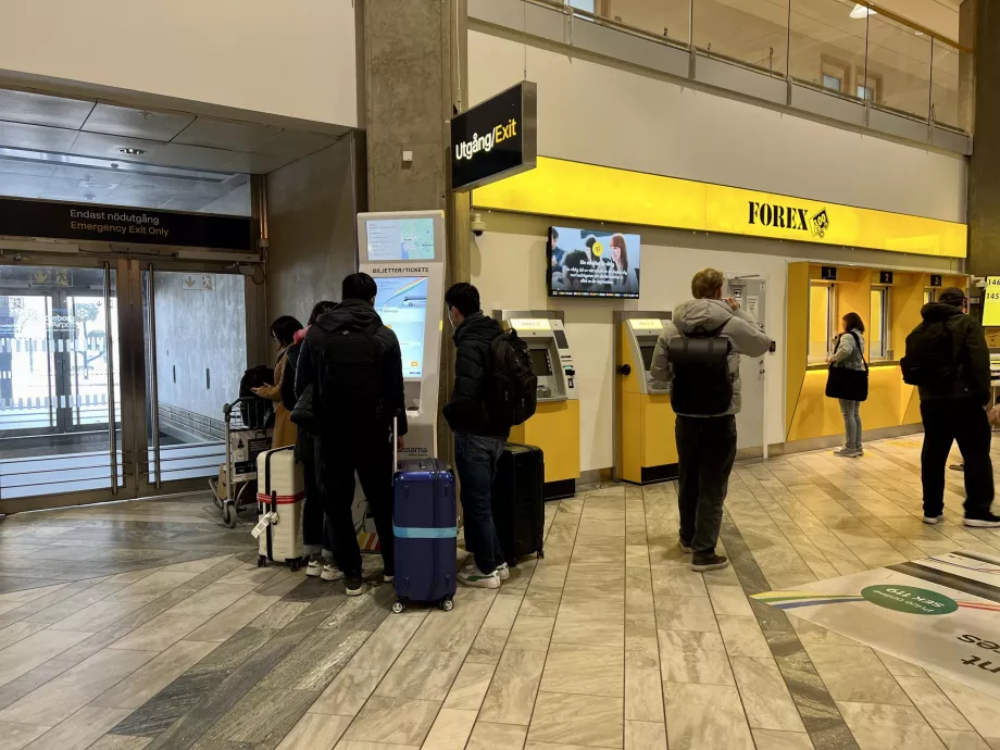 Αυτόματος πωλητής εισιτηρίων δίπλα στο ανταλλακτήριο στο αεροδρόμιο Goteborg