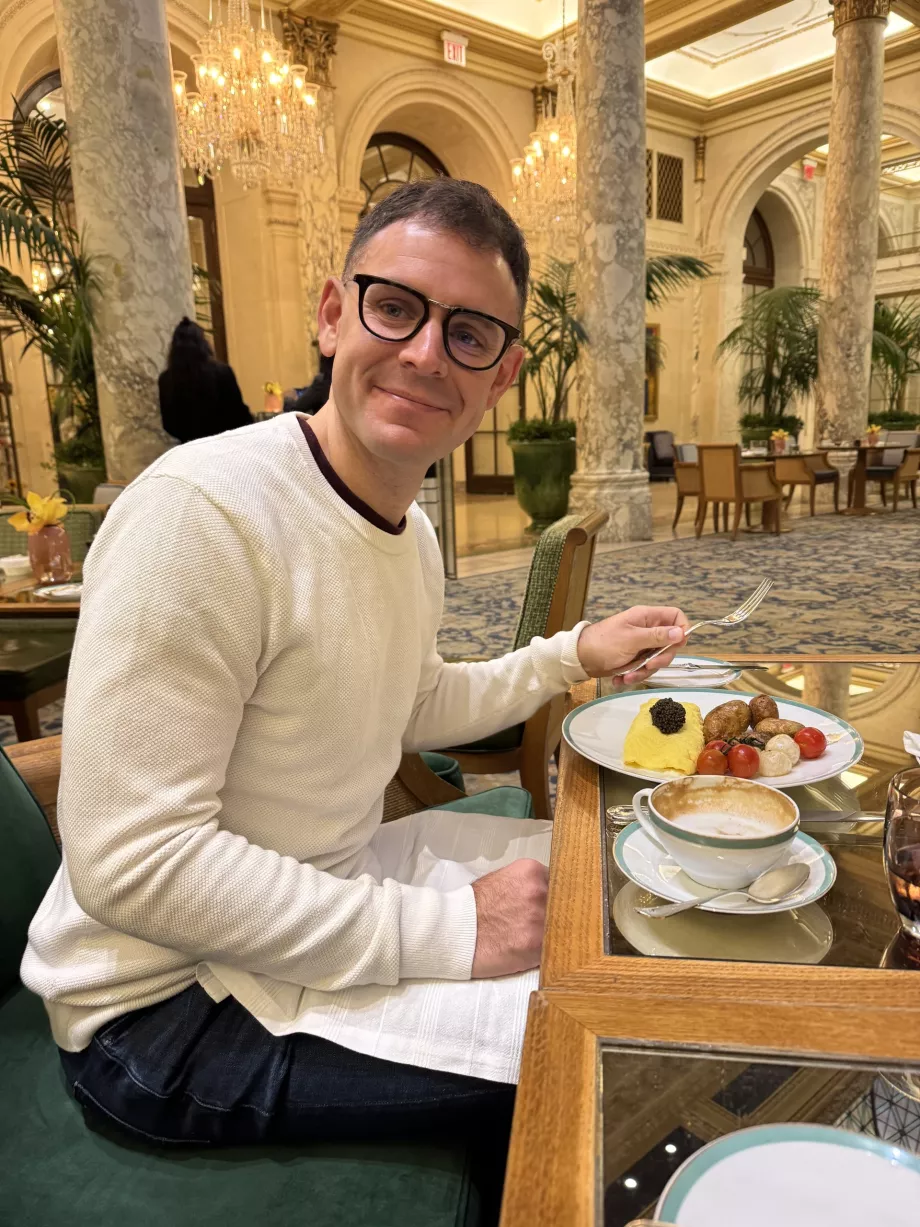 Εγώ για πρωινό στο Plaza Hotel