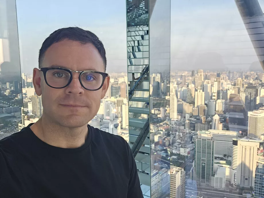 Akara Sky Hanuman - Εγώ στο δωμάτιο Μπανγκόκ Αντανάκλαση