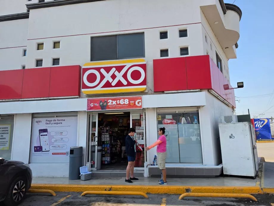 Απέναντι βρίσκεται το μίνι μάρκετ Oxxo.