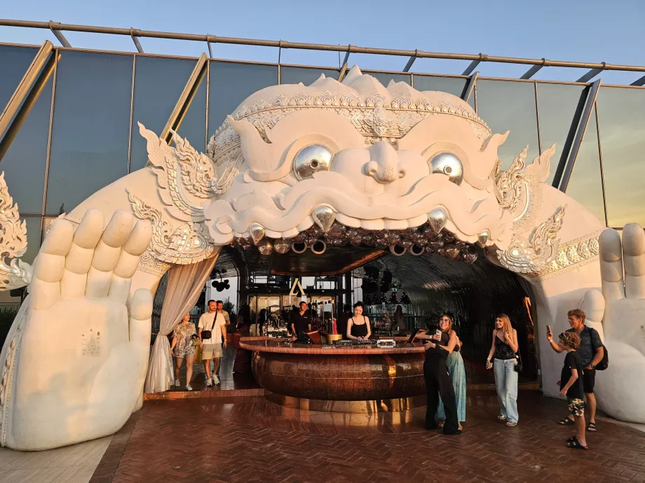 Akara Sky Hanuman - η εμβληματική είσοδος στη βεράντα