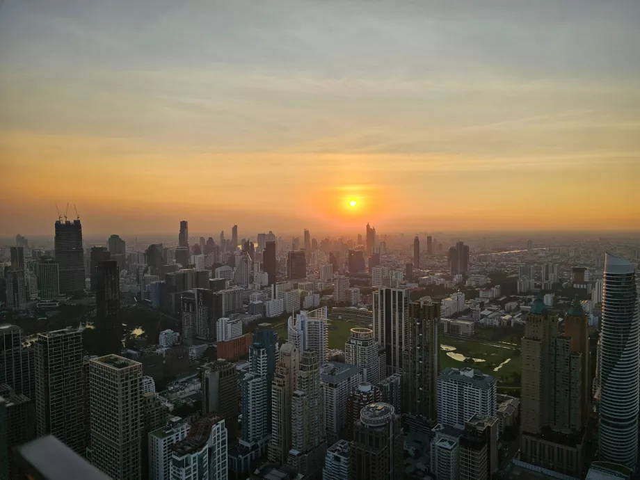 Ηλιοβασίλεμα από το Akara Sky Hanuman