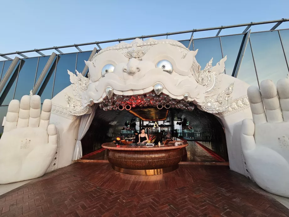 Akara Sky Hanuman - η εμβληματική είσοδος στη βεράντα