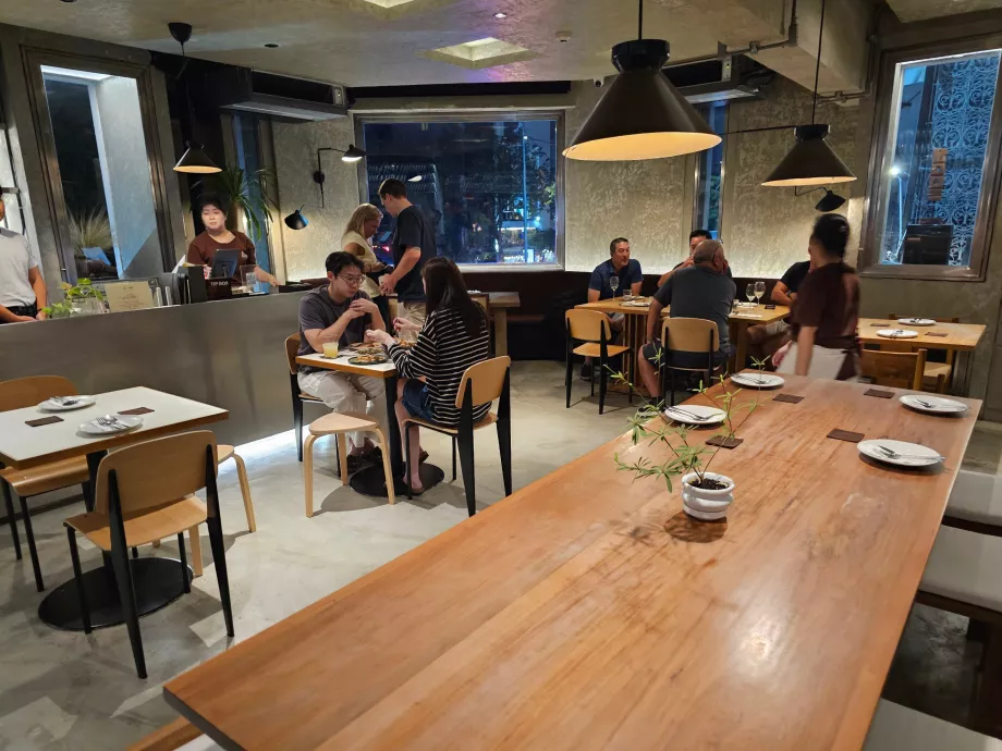 Aunglo - περιβάλλον εστιατορίου