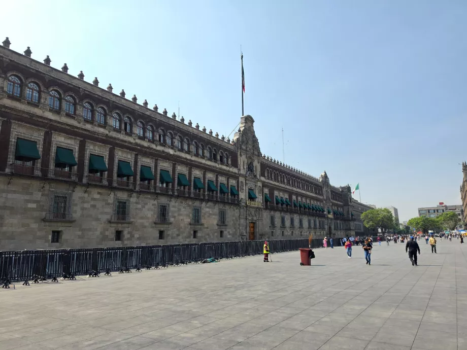 Πλατεία Zócalo, Palacio Nacional