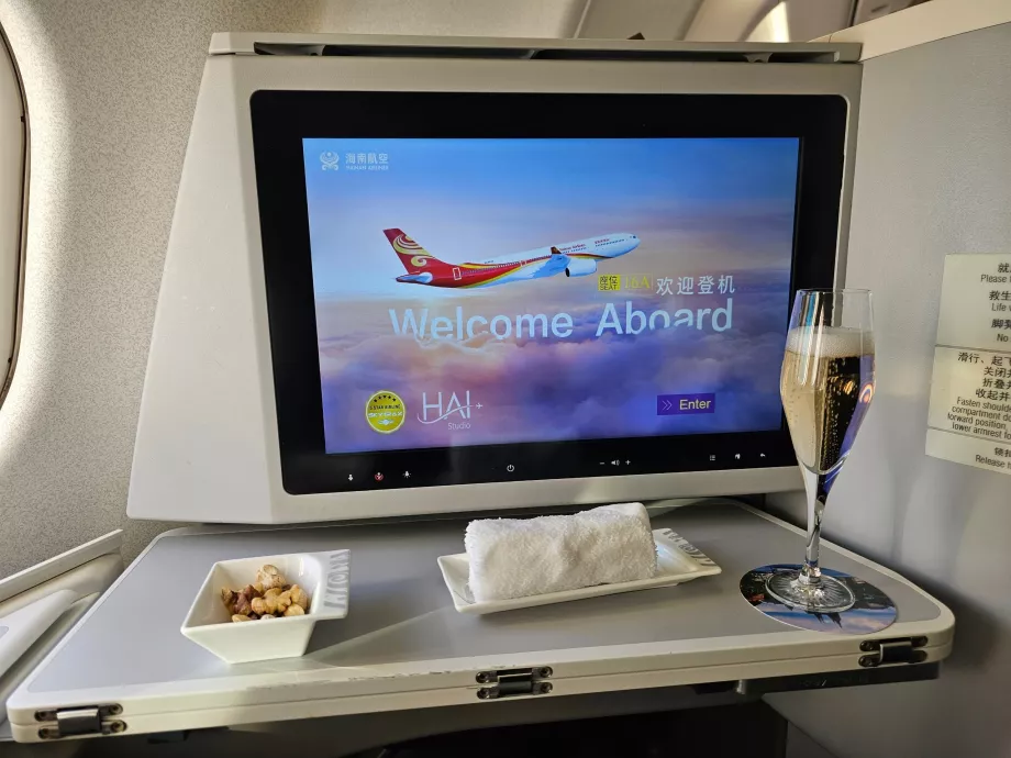 Ποτό καλωσορίσματος, πετσέτα και οθόνη