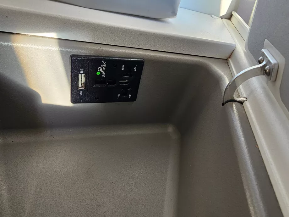 Υποδοχή και σύνδεσμος USB