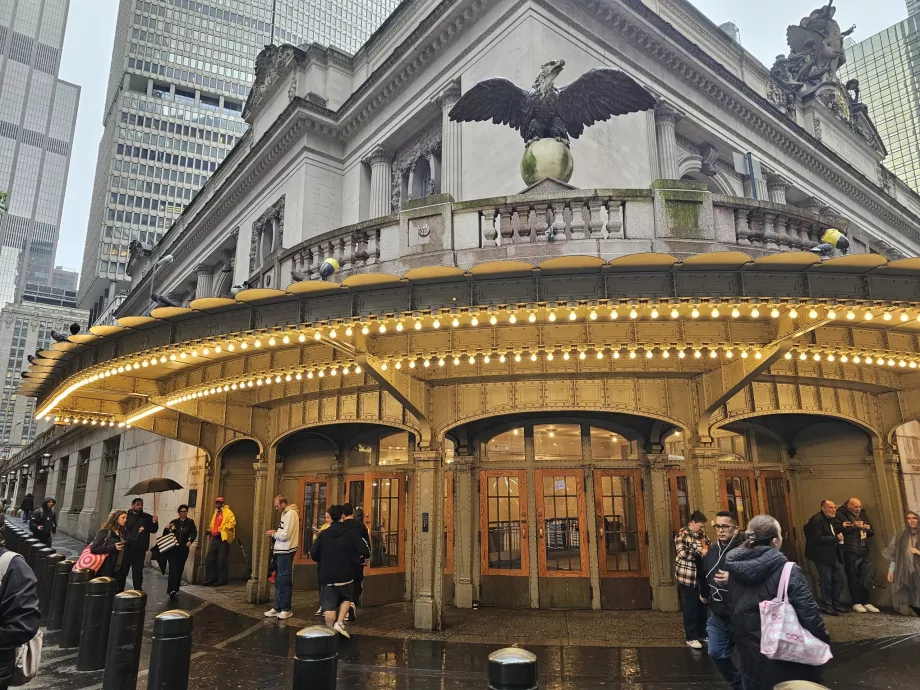 Άγαλμα αετού πάνω από την είσοδο