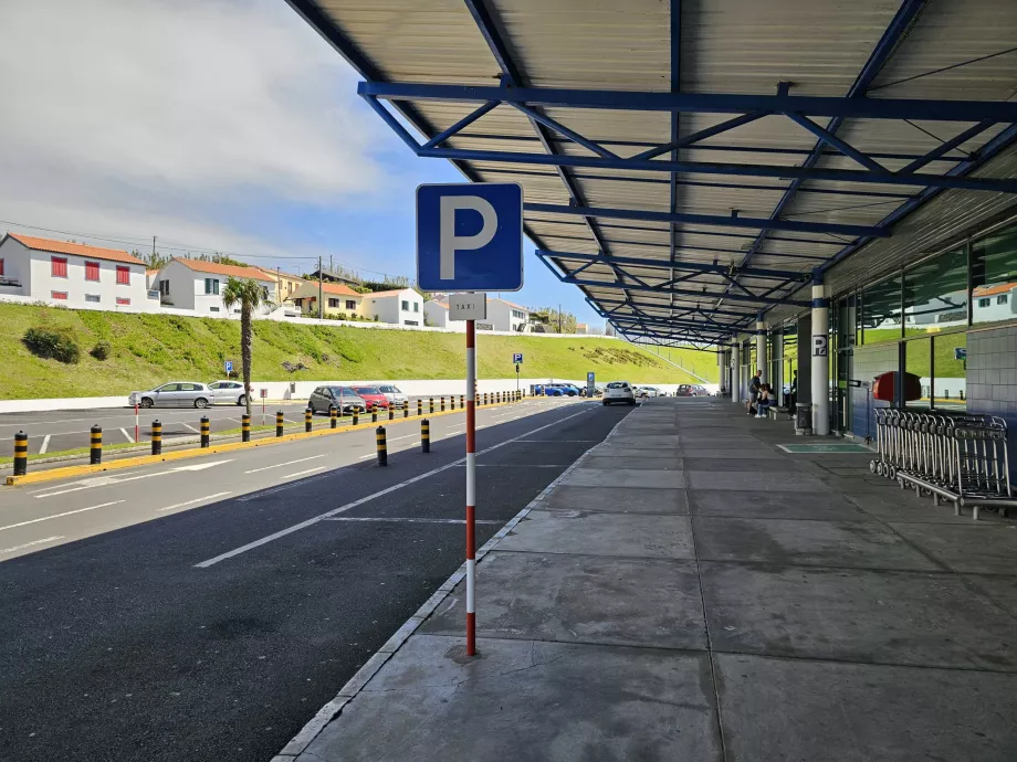 Στάση ταξί ακριβώς μπροστά από τον τερματικό σταθμό
