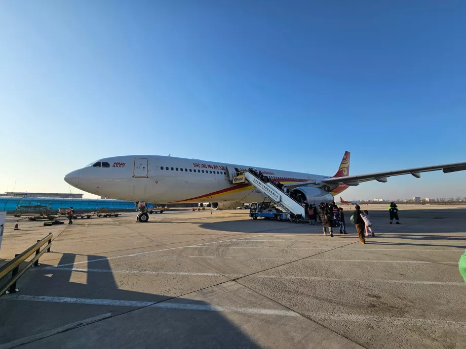 Το αεροπλάνο μας στο αεροδρόμιο του Πεκίνου