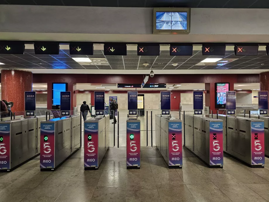 Περιθώρια για την είσοδο στο σταθμό του μετρό