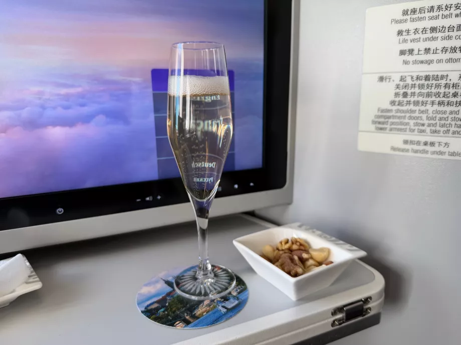 Ποτό καλωσορίσματος και ξηροί καρποί