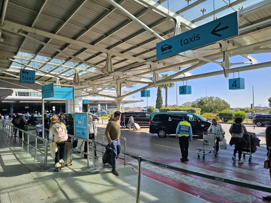 Στάση ταξί μπροστά από τον αεροσταθμό 1