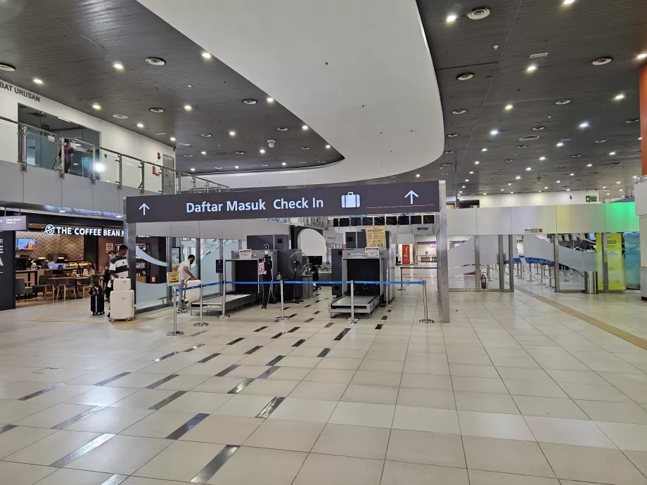 Έλεγχος ασφαλείας στα γκισέ check-in