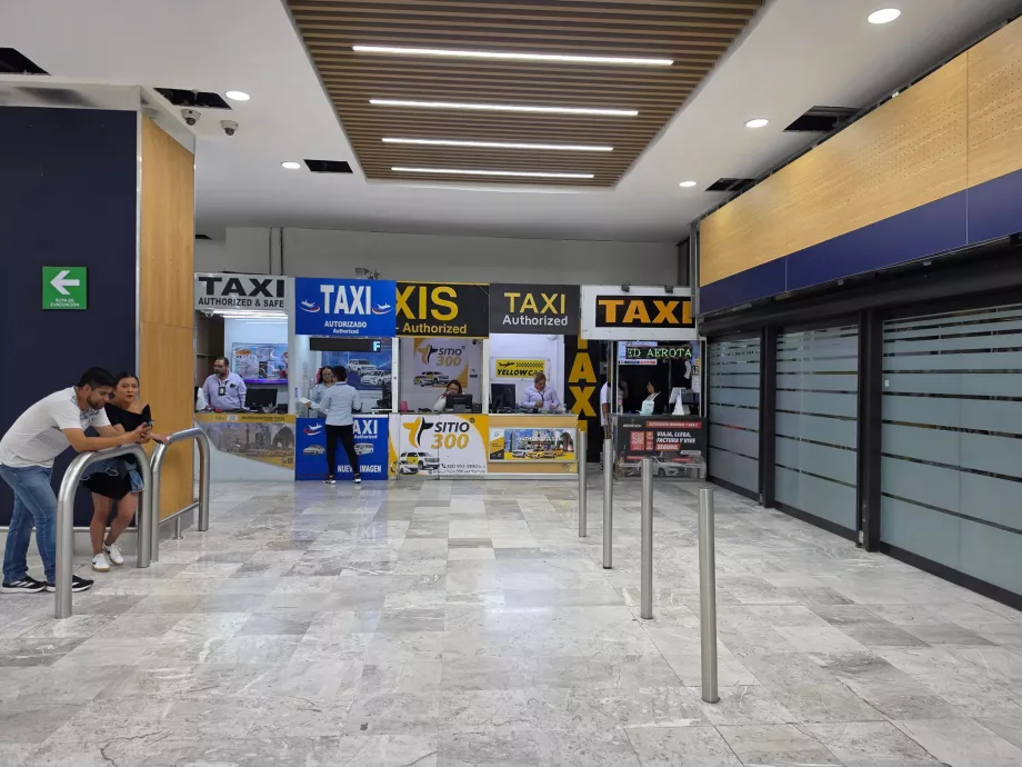 Γκισέ ταξί στην αίθουσα αφίξεων