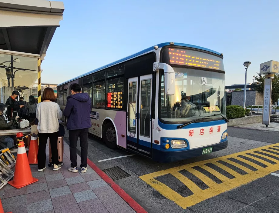 Αστικό λεωφορείο στο αεροδρόμιο Songshan