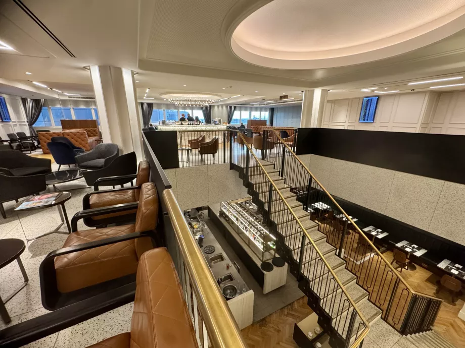 Άποψη του σαλονιού από τον επάνω όροφο