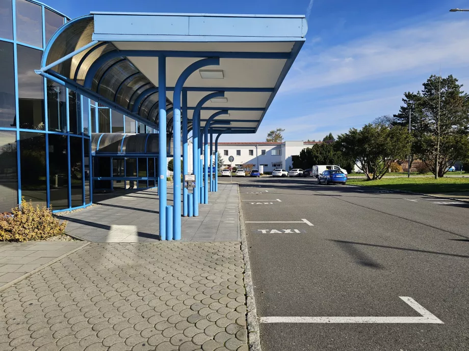 Στάση ταξί μπροστά από την αίθουσα αφίξεων