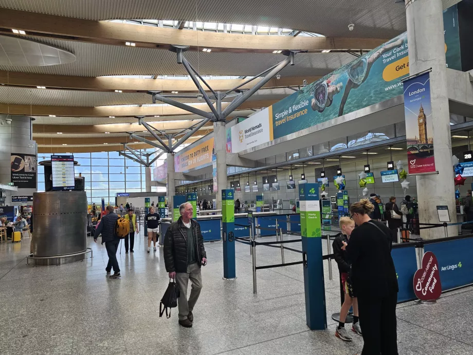 Γραφεία check-in στην αίθουσα αναχωρήσεων