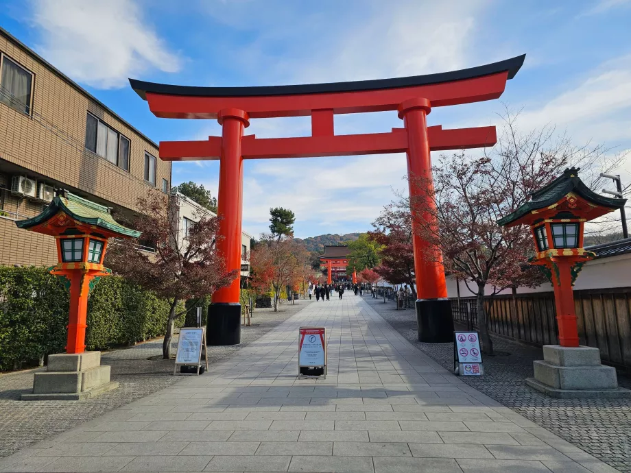 Ζώνη εισόδου πεζών από σιδηροδρομικούς σταθμούς
