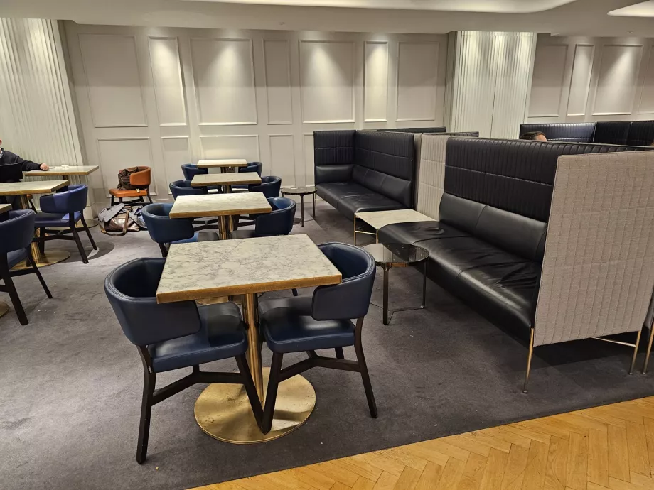 Τραπέζια φαγητού στον 1ο όροφο