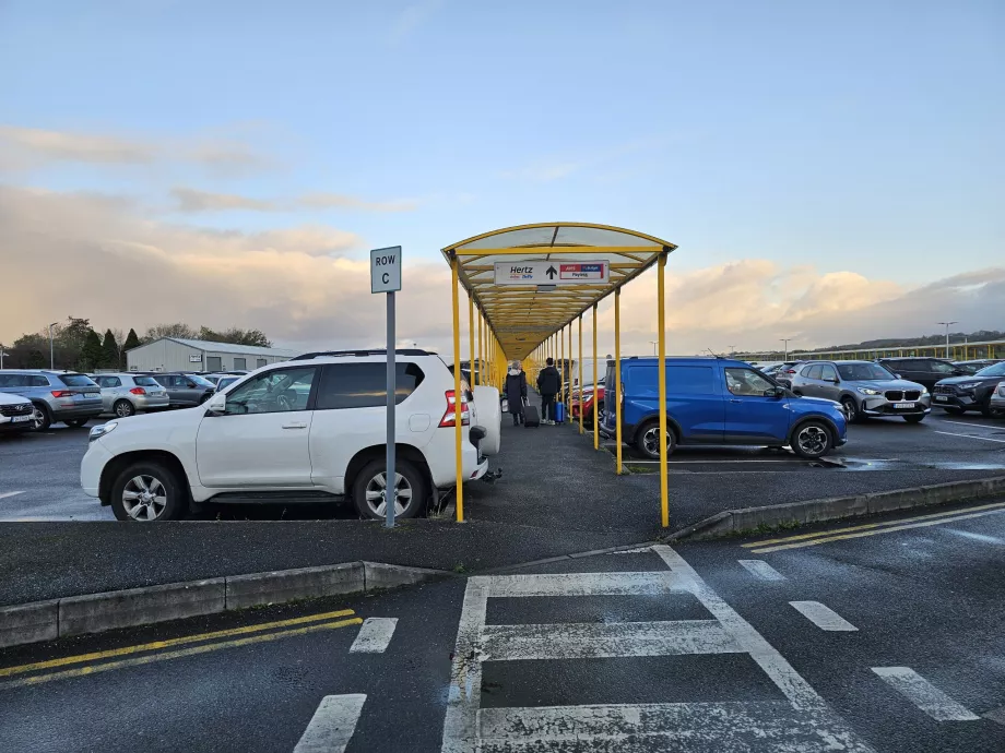 Πεζή διαδρομή προς τις εταιρείες ενοικίασης αυτοκινήτων