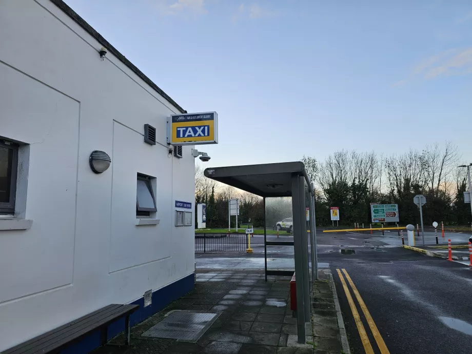 Στάση ταξί και στάση λεωφορείου