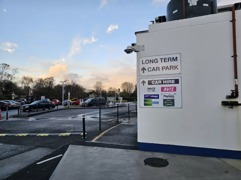 Πεζή διαδρομή προς τις εταιρείες ενοικίασης αυτοκινήτων