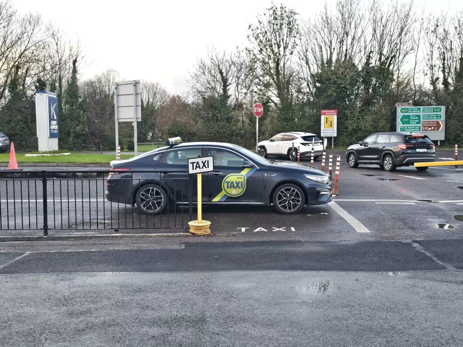 Στάση ταξί μπροστά από τον τερματικό σταθμό